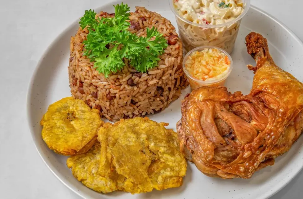 Assiette de poulet, riz et plantains